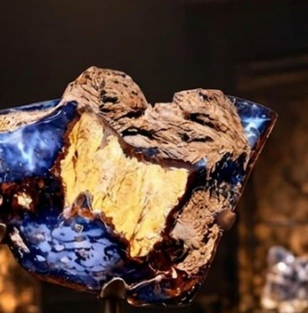 De blauwe opaal op een metalen standaard