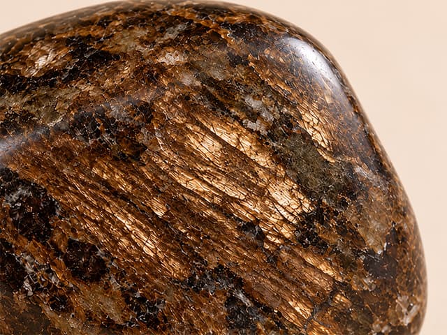 Illustratieve detailafbeelding van bronziet met vezelige bronzen glans
