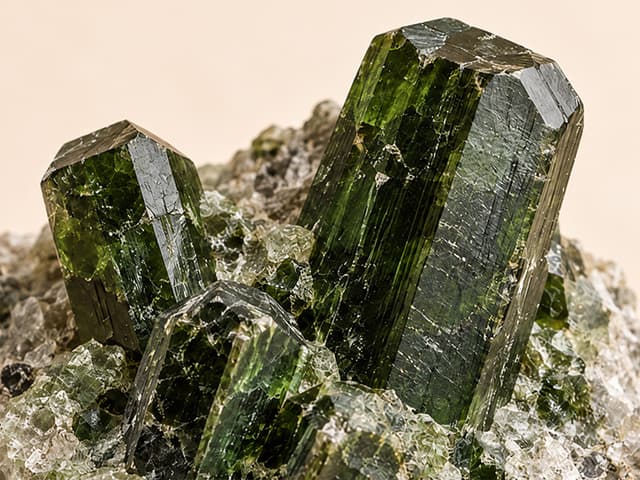 Illustratieve detailafbeelding van diopsiet met glasachtige groene kristalvlakken