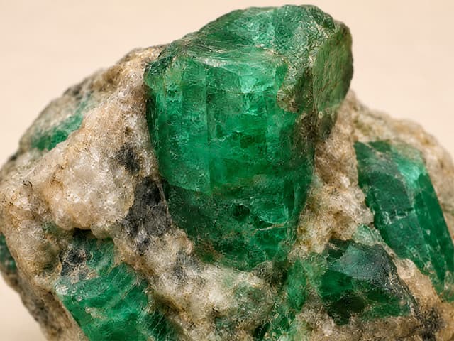 Detailfoto van smaragd met groene kristalstructuur