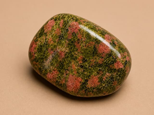 Voorbeeldfoto van unakiet met groene en roze delen