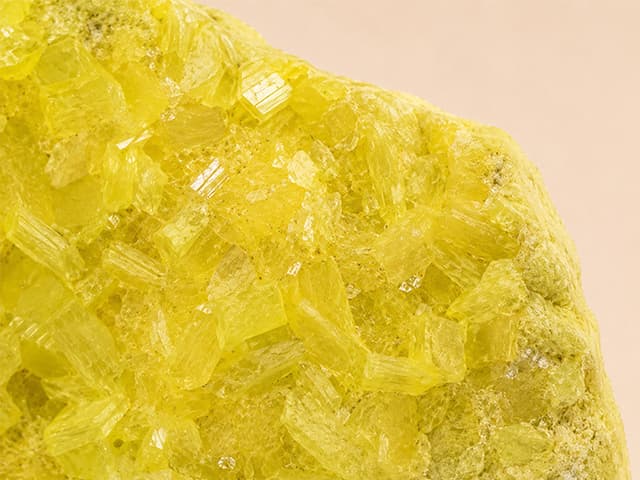 Detailfoto van zwavel met glinsterende gele kristalvlakjes