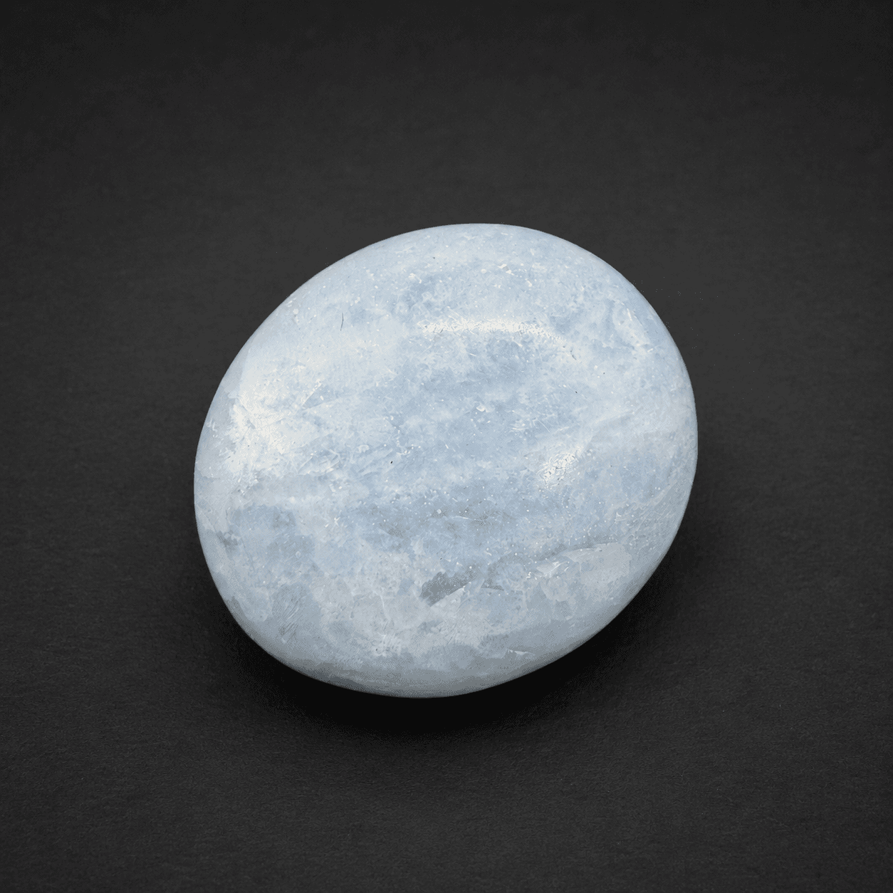 Blauwe Calciet Handpalmsteen