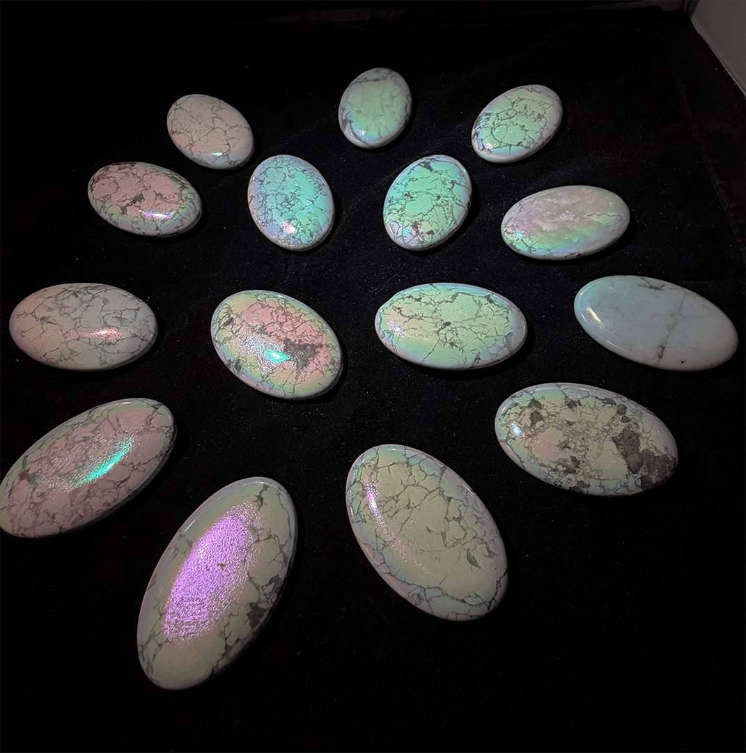 Aura Howliet Handsteen – Regenboog Finish – 52 gram – Decoratieve Edelsteen